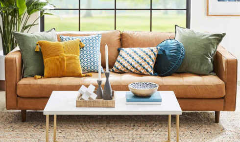 How can aligning cushions in a simple pattern on the sofa instantly tidy up the living room?