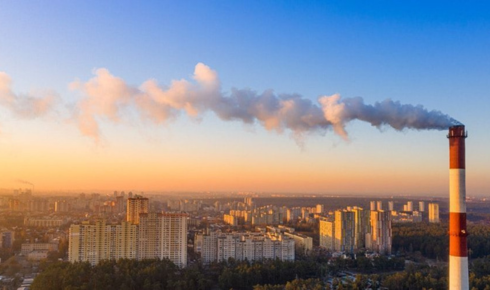 How can noticing odours in common areas, like strong garbage smells, influence your decision?